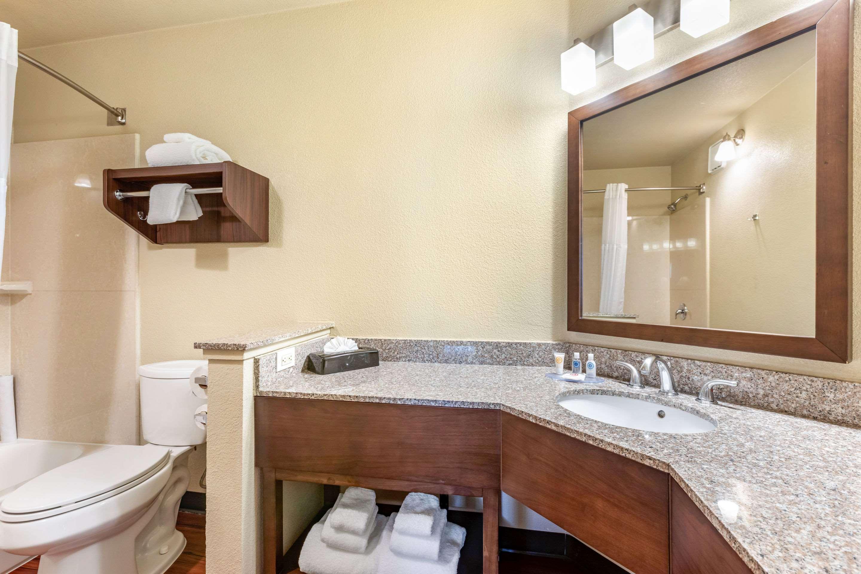 Comfort Inn & Suites Orange County John Wayne Airport Санта Ана Екстериор снимка