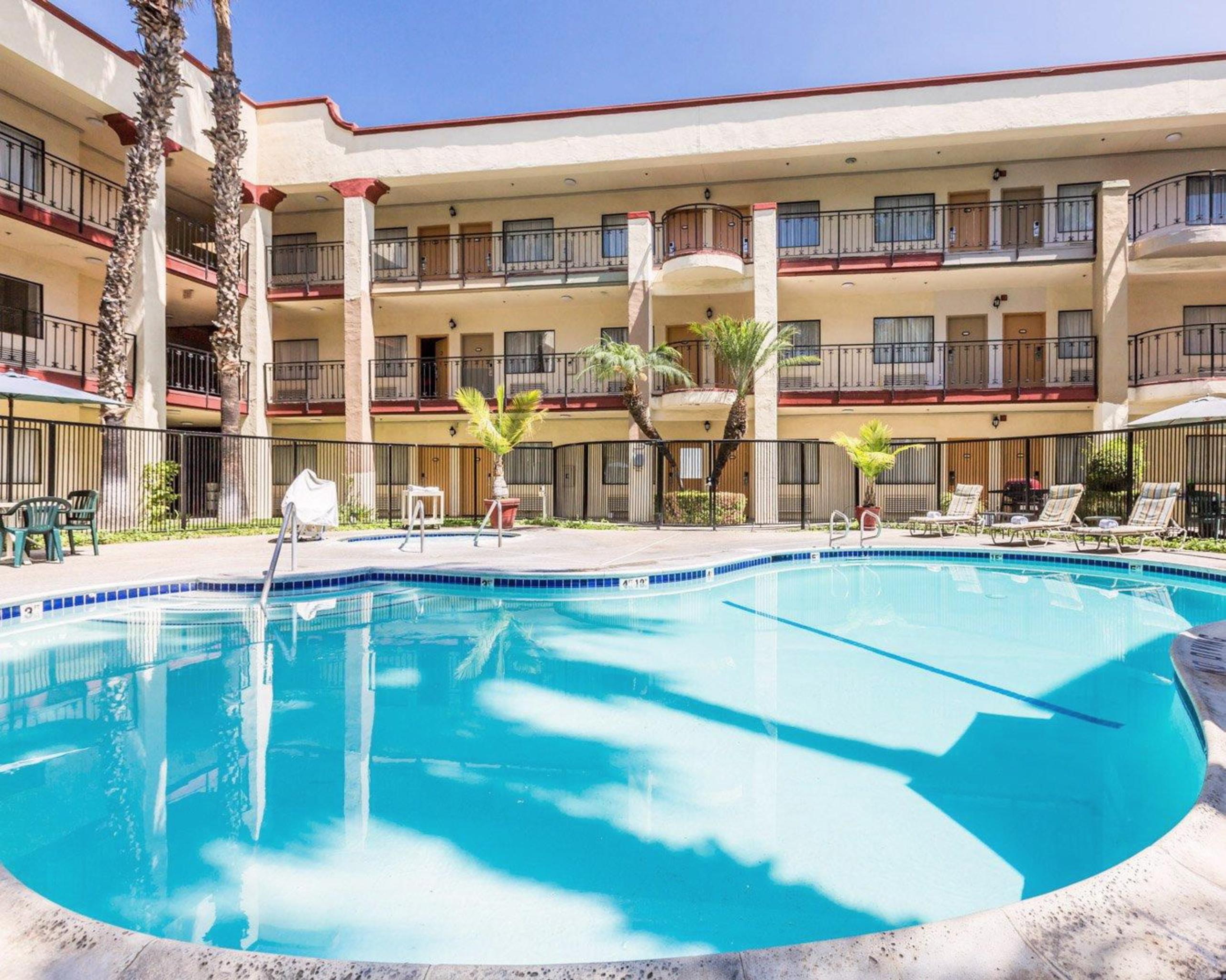 Comfort Inn & Suites Orange County John Wayne Airport Санта Ана Екстериор снимка