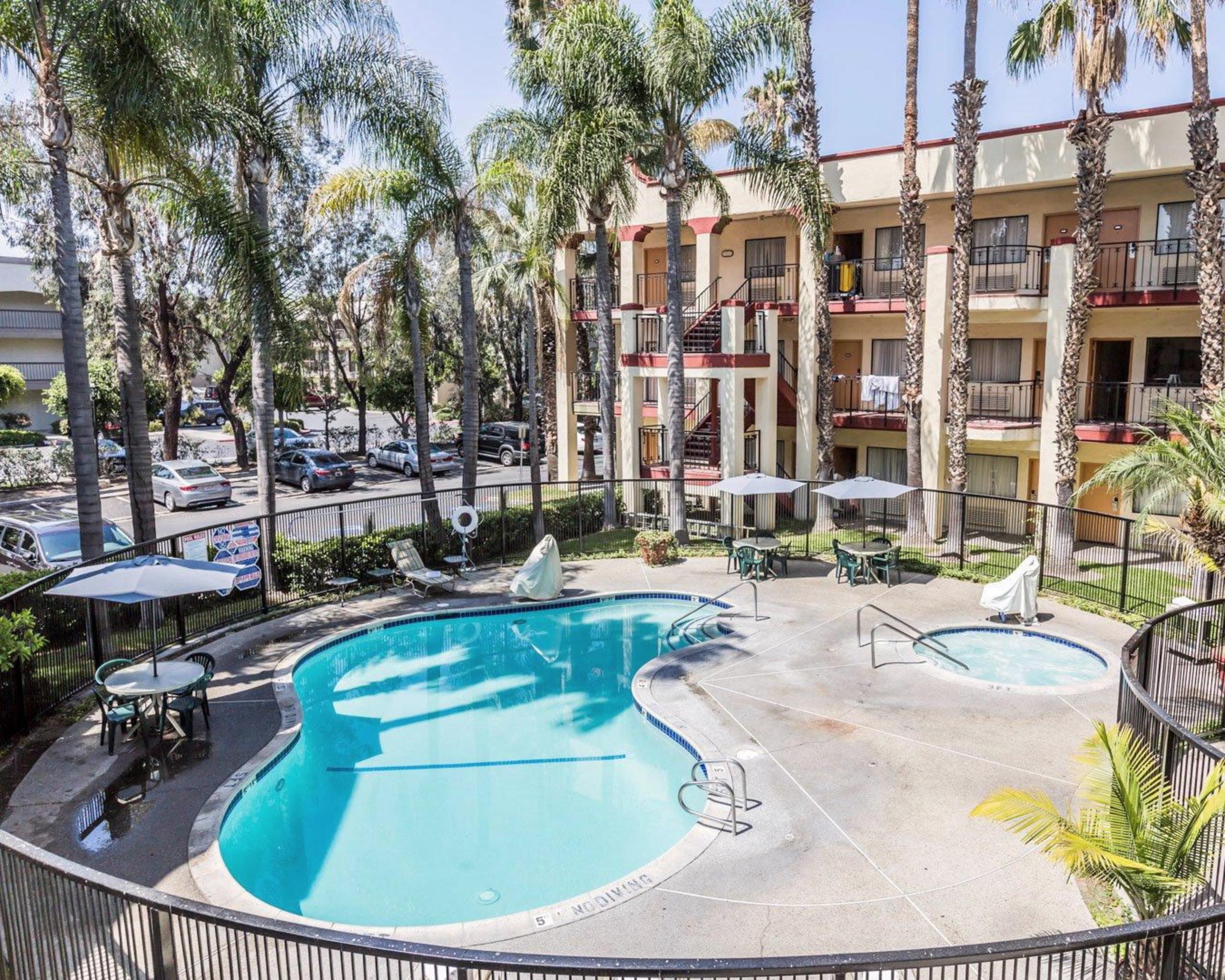 Comfort Inn & Suites Orange County John Wayne Airport Санта Ана Екстериор снимка
