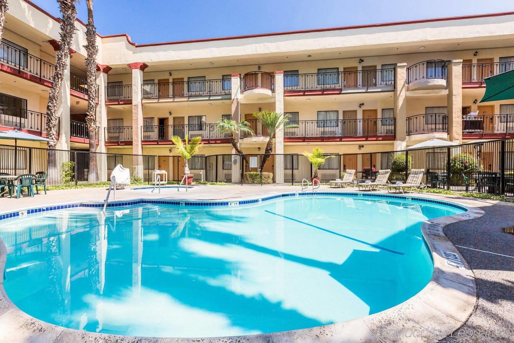 Comfort Inn & Suites Orange County John Wayne Airport Санта Ана Екстериор снимка