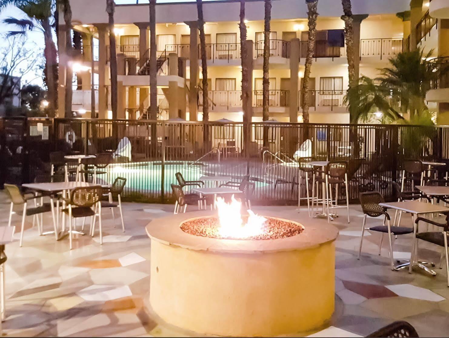 Comfort Inn & Suites Orange County John Wayne Airport Санта Ана Екстериор снимка